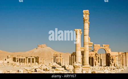 Triumphal arco monumentale, lontanissimo Castello, tra le rovine di antiche Tadmor, Palmyra, Siria centrale, Medio Oriente. DSC 5945 Foto Stock