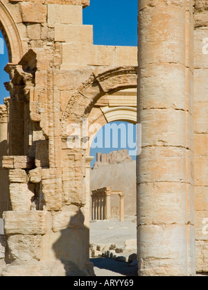 Triumphal arco monumentale tra le rovine di antiche Tadmor, Palmyra, Siria centrale, Medio Oriente. DSC 5948 Foto Stock