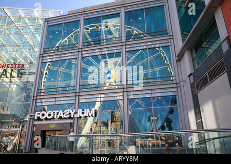 Le riflessioni della ruota di Manchester in Arndale, Manchester, Inghilterra, Regno Unito. Foto Stock