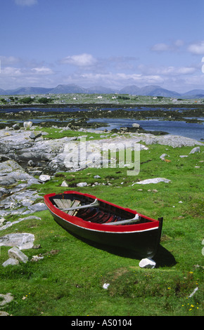 Una barca da pesca sulla terra asciutta nella Contea di Galway, Eire. Foto Stock