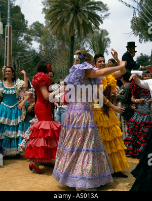 Fiera del Cavallo di Jerez, Feria del Caballo, danza del flamenco femminile vestita di trajes de gitanas (abiti zingari), Jerez de la Frontera, Andalusia, Spagna Foto Stock