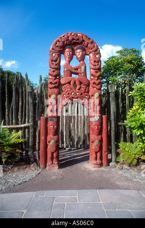 Nuova Zelanda Rotorua scolpito Gateway Maori alla Riserva Termale di Whakarewarewa Isola del nord Foto Stock