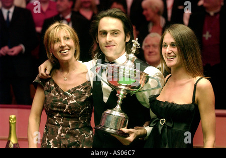 Ronnie O Sullivan vincitore del 2004 Ambasciata Mondiale Campionato Snoker raffigurato con la madre Maria sorella Daniella Foto Stock