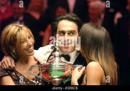 Ronnie O Sullivan vincitore del 2004 Ambasciata Mondiale Campionato Snoker raffigurato con la madre Maria sorella Daniella Foto Stock