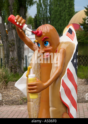 Funny mister hotdog squirting ketchup sulla sua fronte Foto Stock