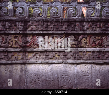 Geometrica modello intagliato su una parete in palazzo in zapoteco rovine di Mitla Oaxaca Messico Foto Stock