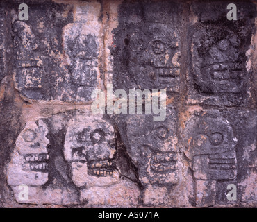 Muro di teschi - Tzompantli - Chichen Itza Yucatan Messico Foto Stock