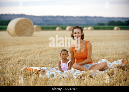 Madre e figlia a tagliare il campo di orzo Foto Stock