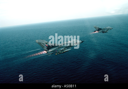 Il Tornado GR1 aeromobili battenti basso livello sul mare Foto Stock