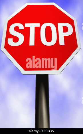 Il segnale di arresto contro il cielo blu Foto Stock