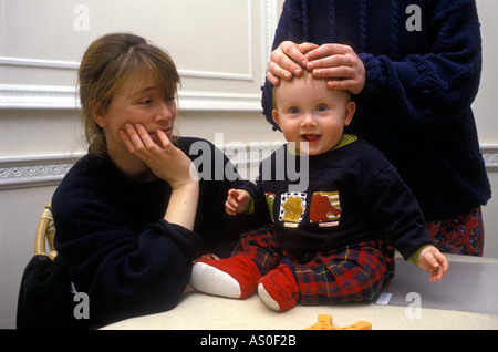 Bambino in trattamento presso il centro di osteopatia per i bambini a Londra. Foto Stock