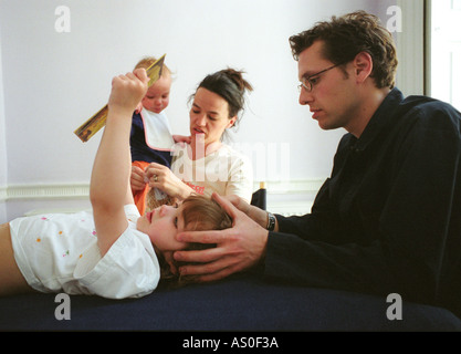 Bambino in trattamento presso il centro di osteopatia per i bambini a Londra. Foto Stock