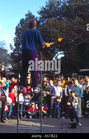 Performer di strada su una scala antincendio di giocoleria a New Orleans USA Foto Stock