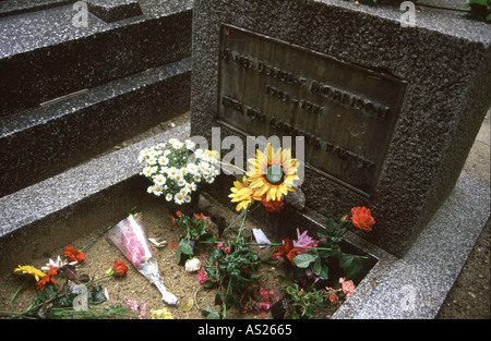 La Tomba di sportello s cantante Jim Morrison si siede nella Parigi Cimitero di Pere Lachaise Foto Stock