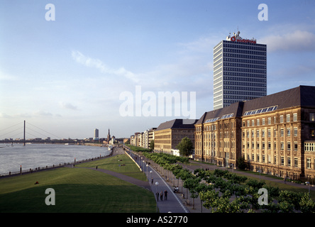 Düsseldorf Rheinuferpromenade mit ehemaliger Mannesmann-Verwaltung, Foto Stock