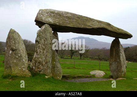 Pentre Ifan sepoltura camera vicino a Newport Pembrokeshire Wales UK con Carningli nella distanza Foto Stock
