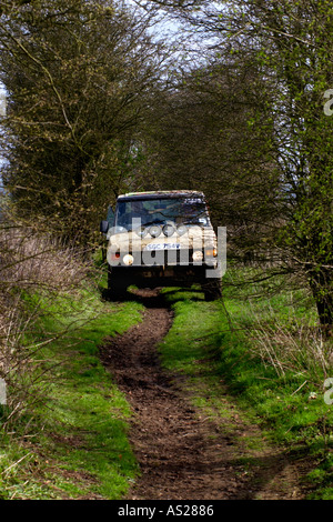 Membri del Green Lane associazione alla guida delle loro Land Rover negoziando un incolto byway off la Ridgeway National Trail Foto Stock