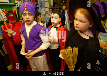 Sfilata in costume per celebrare Blaenavon Booktown, un tentativo di rigenerare la corsa verso il basso ex miniera di carbone città nel Galles del Sud Foto Stock