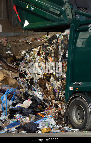 I rifiuti domestici essendo scaricati dal camion della spazzatura in corrispondenza di un sito di discarica in Newport South Wales UK Foto Stock