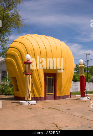 Storica stazione di servizio Shell a forma di Shell a Winston-Salem, North Carolina, USA, industria di vendita al dettaglio di petrolio e gas Foto Stock