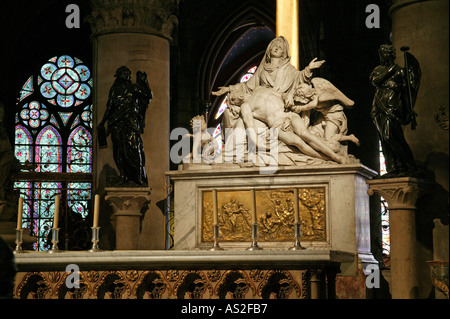 La cattedrale di Notre Dame di Parigi all'interno. Foto Stock