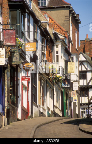 Negozi e caffetterie sulla ripida collina Lincoln Lincolnshire GB UK EU Europe Foto Stock