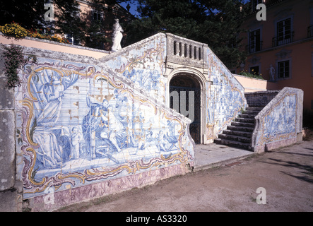 Oeiras Barockgarten Palacio do Marques de Pombal ab 1737 Doppelläufige Treppe zum Garten Kachelwände mit Szenen mythologischen Foto Stock