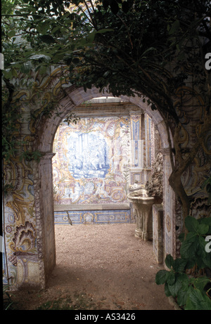 Lumiar bei Lisbona, Barockgarten Quinta dos azulejos, Torbogen mit Kacheln 2, Mitte des 18. Jahrhundert Foto Stock