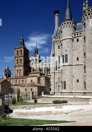 Astorga, Kathedrale und Erzbischöfliches Palais, Süd-Ansicht Foto Stock