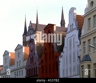 Wismar, Lübsche Straße, Im Hintergrund St Georgen, Nordfassade Foto Stock