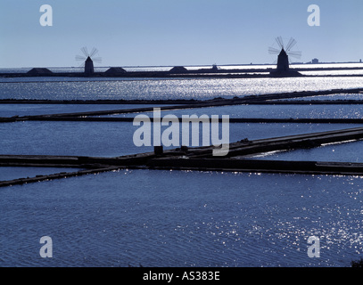 Trapani, Meeressalinen, Pumpmühlen Foto Stock