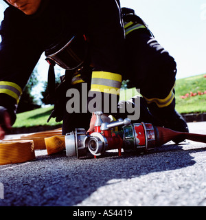 Fireman il collegamento dei tubi flessibili Foto Stock