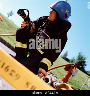 Fireman il collegamento dei tubi flessibili Foto Stock