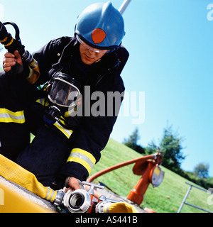 Fireman il collegamento dei tubi flessibili Foto Stock