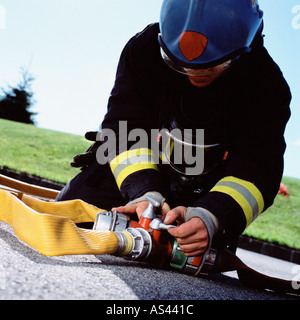 Fireman il collegamento dei tubi flessibili Foto Stock