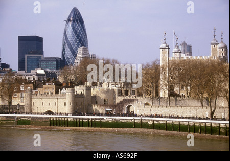 Torre di Londra e sede della Swiss Re a Londra, Inghilterra Foto Stock