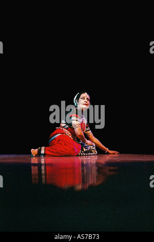 Indiano ballerina classica Sonal Mansingh esegue un assolo di danza Odissi India Foto Stock