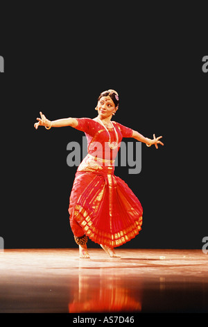 VDA287 classica indiana Malavika ballerino Sarrukkai esegue un assolo di Bharat Natyam Dance India Foto Stock