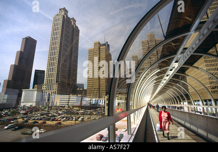 Il Peachtree Center, Atlanta, Georgia, Stati Uniti d'America. Elevato passaggio pedonale tunnel e il centro cittadino di edifici Foto Stock