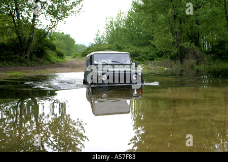 Anestis Rekkas guida la sua Land Rover 90 attraverso il fiume Foto Stock