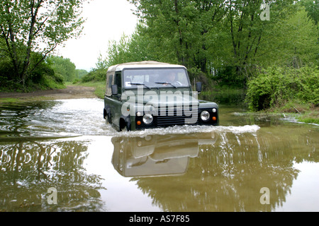 Anestis Rekkas guida la sua Land Rover 90 attraverso il fiume Foto Stock