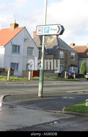 Un leggermente divertente cartello stradale WC P libera Foto Stock
