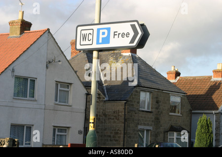 Un leggermente divertente cartello stradale WC P libera Foto Stock