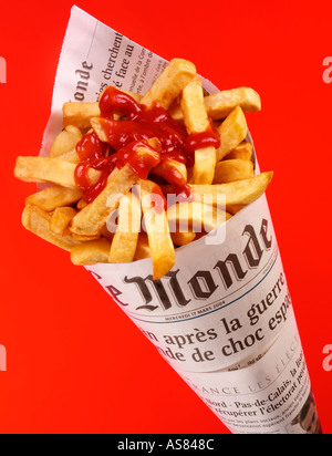 Patatine fritte nel giornale francese con il ketchup Foto Stock