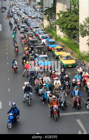 Il traffico nel centro cittadino di Bangkok in Thailandia Foto Stock