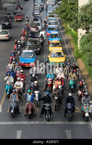 Il traffico nel centro cittadino di Bangkok in Thailandia Foto Stock