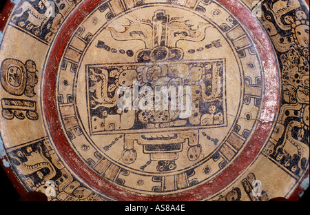Pre colombiana piastra ceramica dal classico periodo Maya in mostra presso il locale museo della comunità Uaxactun El Peten Guatemala Foto Stock
