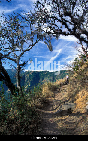 Sentiero da San Juan La Laguna fino a Santa Clara sul plateau lago Atitlan Solola Guatemala Foto Stock