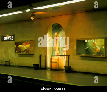 Museo del Louvre dalla fermata della metropolitana di Parigi Francia Foto Stock