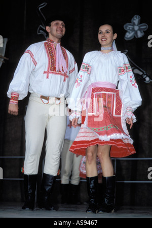 Coppia danzante al festival di folklore a Banska Bystrica town square, Slovacchia Foto Stock